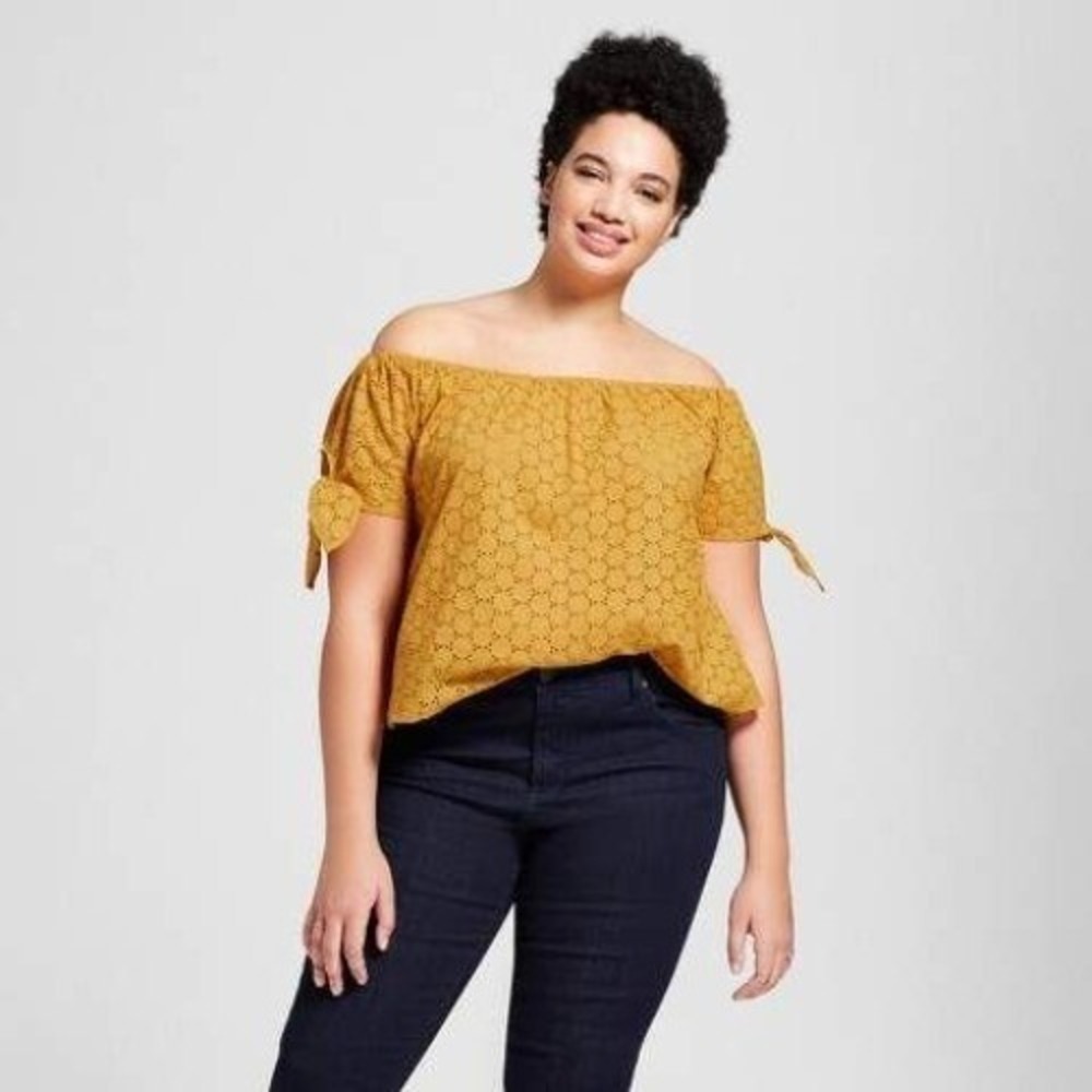 Universal Thread yellow eyelet short sleeve blouse NWT‎ XS